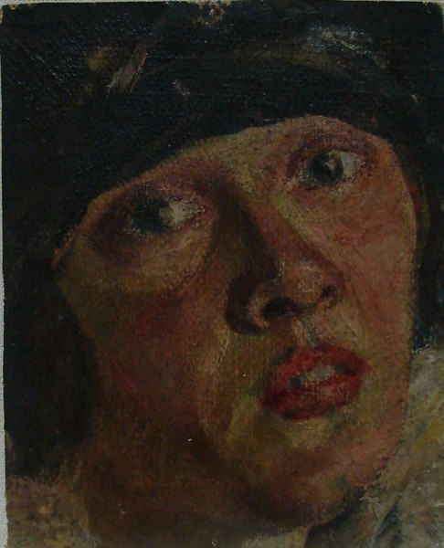 Голова женщины в черной шапке.