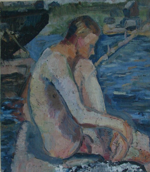Фигура обнаженного мужчины, сидящего на берегу.